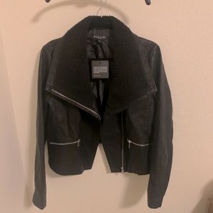 NWT Faux Vegan Leather Cropped 70’s Style Black Moto Jacket Size L